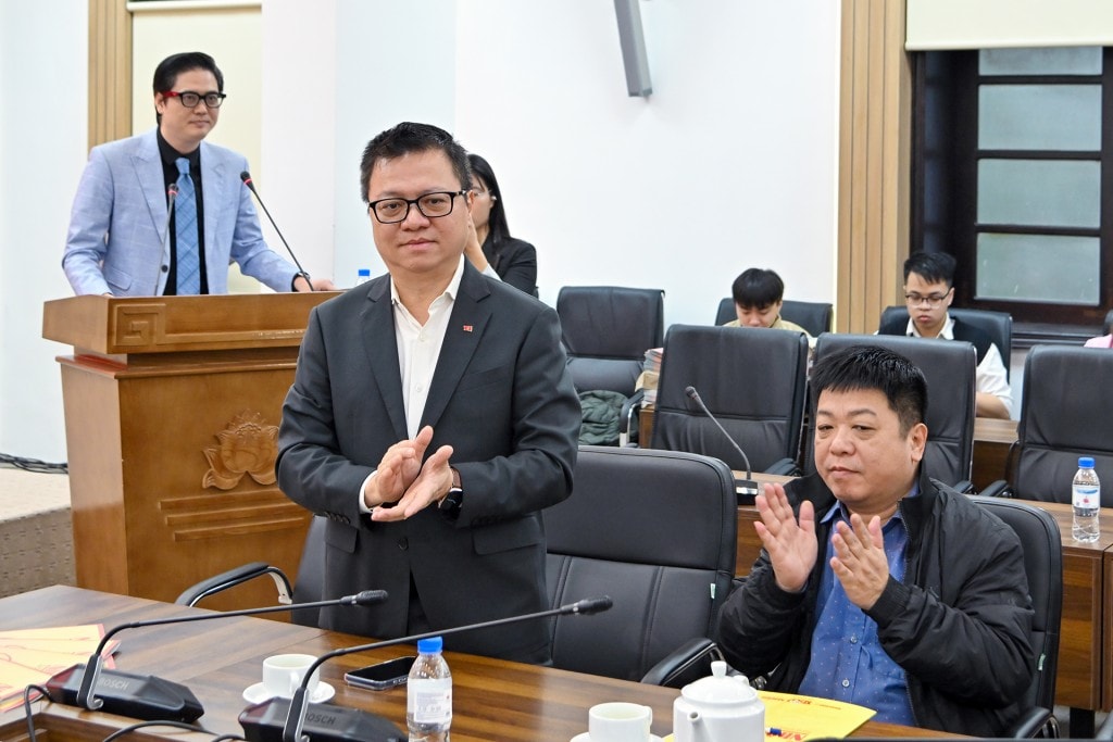 đồng chí Lê Quốc Minh, Ủy viên Trung ương Đảng, Tổng Biên tập Báo Nhân Dân, Phó Trưởng ban Tuyên giáo và Dân vận Trung ương, Chủ tịch Hội Nhà báo Việt Nam; đồng chí Quế Đình Nguyên, Phó Tổng Biên tập Báo Nhân Dân