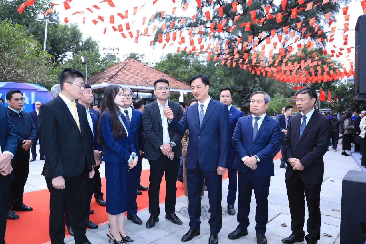 Bi thư Thành ủy Hà Nội Nguyễn Duy Ngọc trao đổi với các đại biểu tại triển lãm Mạng lưới đổi mới sáng tạo Hà Nội.