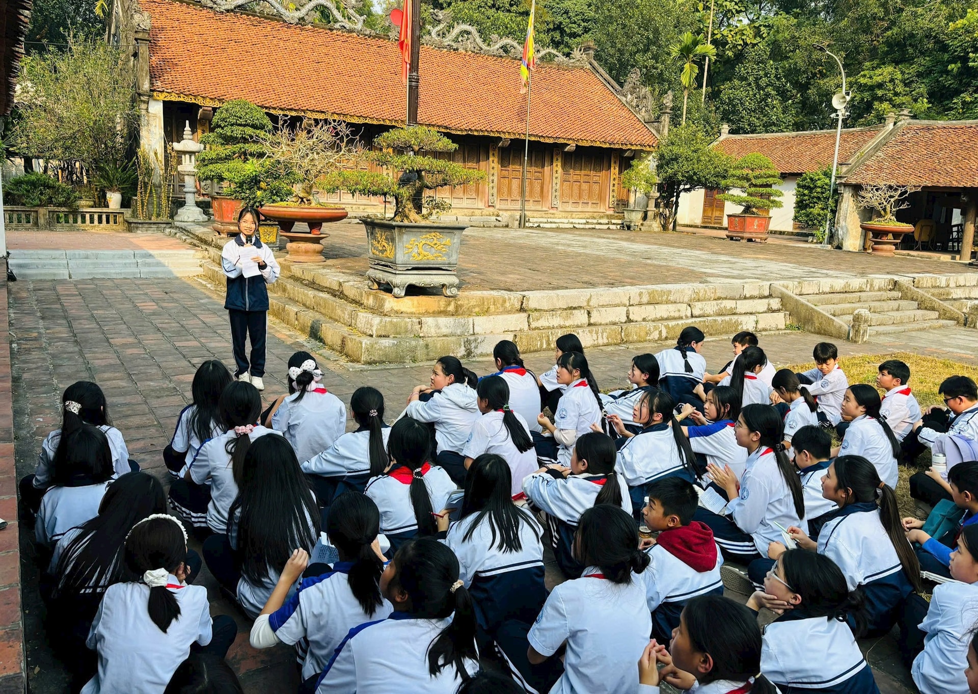 Ученики средней школы Йен Со с энтузиазмом приняли участие в сессии вопросов и ответов по истории на историческом месте Куан Гиа. Фото: Средняя школа Йен Со.