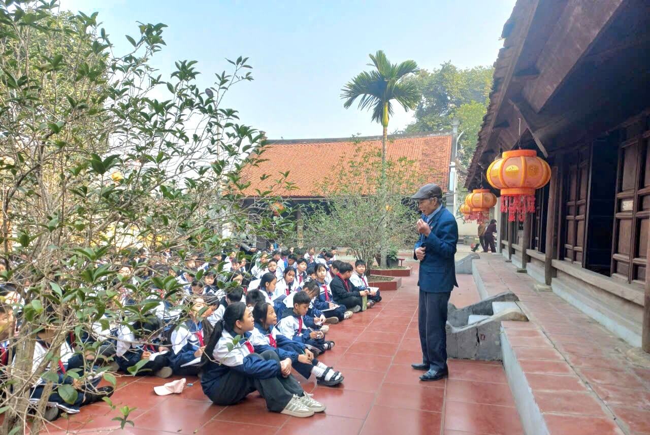 Ученики средней школы Дуонг Льеу с восторгом слушают рассказы об истории... Фото: Средняя школа Дуонг Льеу