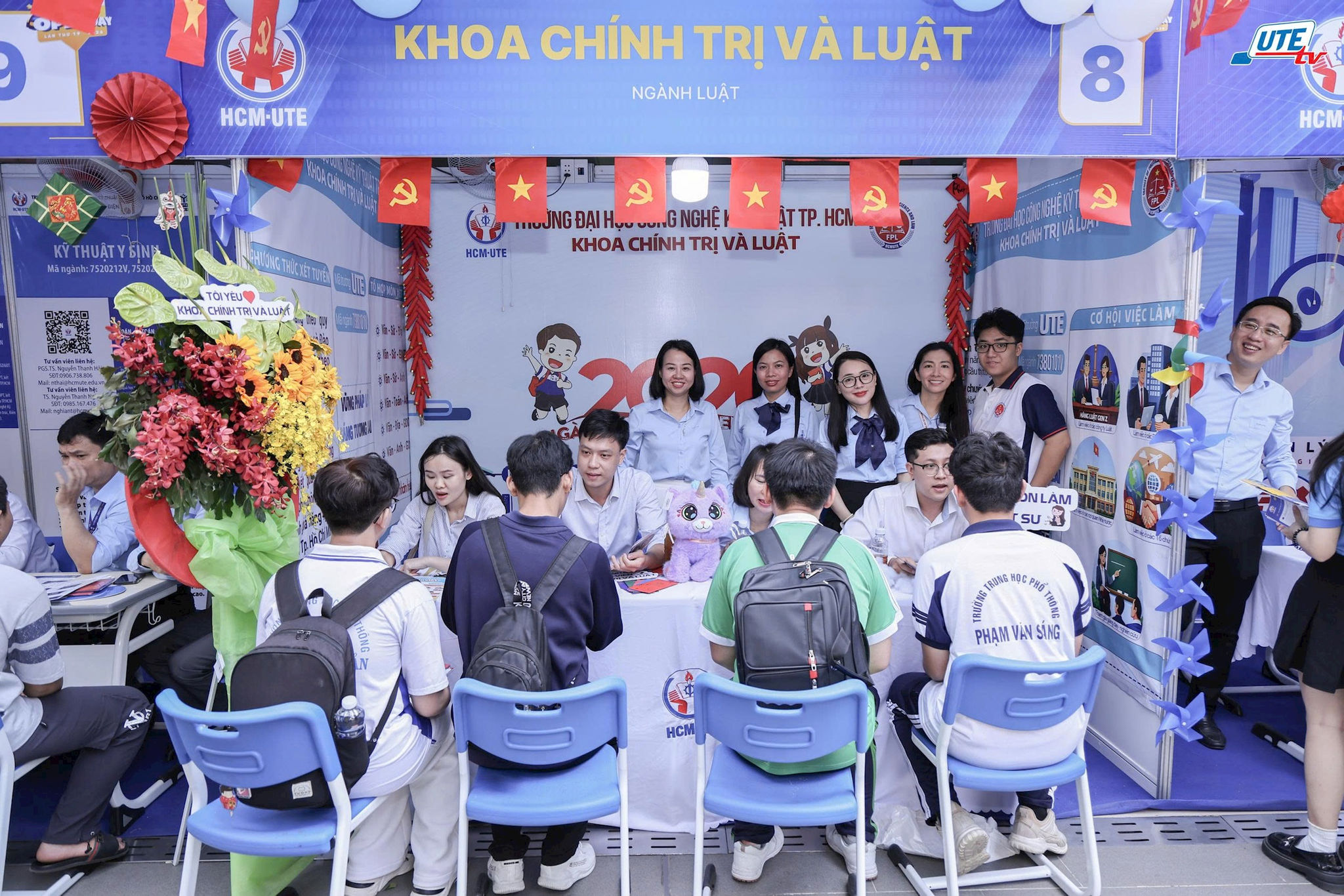 Các chuyên gia tư vấn hướng nghiệp ngành nghề cho các bạn học sinh. Ảnh Ngọc Tiên.