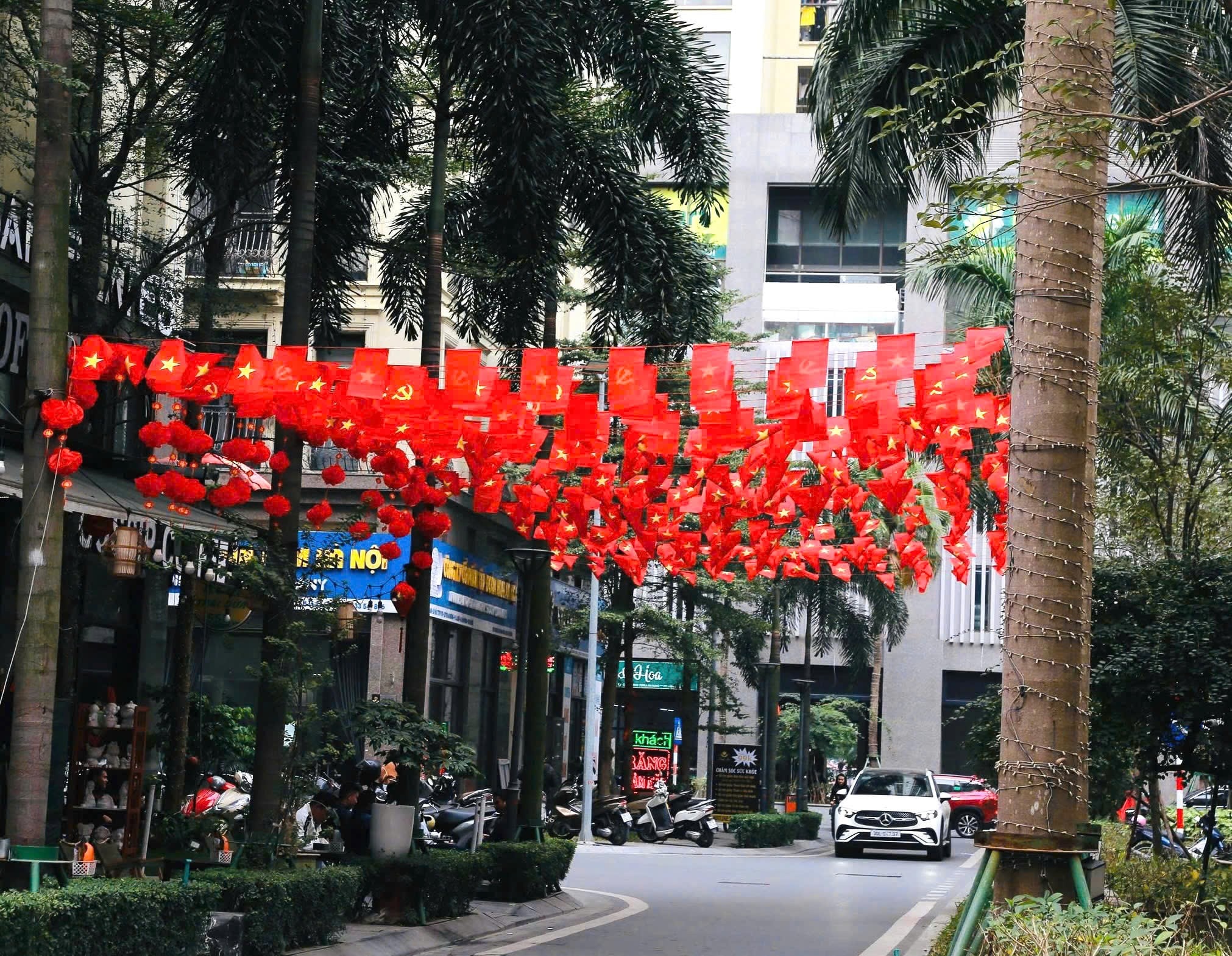 Phố phường Hà Nội đỏ rực màu cờ mừng Đại hội XIV của Đảng