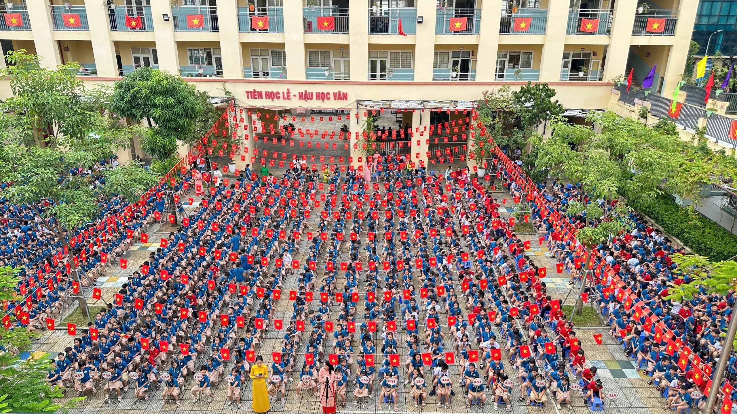 Các trường học trên địa bàn TP Hà Nội cũng khoác lên mình diện mạo rực rỡ với sắc hoa và cờ