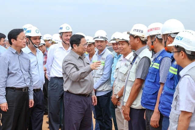 Nhiệm kỳ qua, lĩnh vực phát triển kết cấu hạ tầng đạt kết quả ấn tượng. Trong ảnh, Thủ tướng Phạm Minh Chính trực tiếp thị sát công trường Cảng hàng không quốc tế Long Thành và trao đổi chủ đầu tư, đơn vị thi công về dự án - Ảnh: VGP