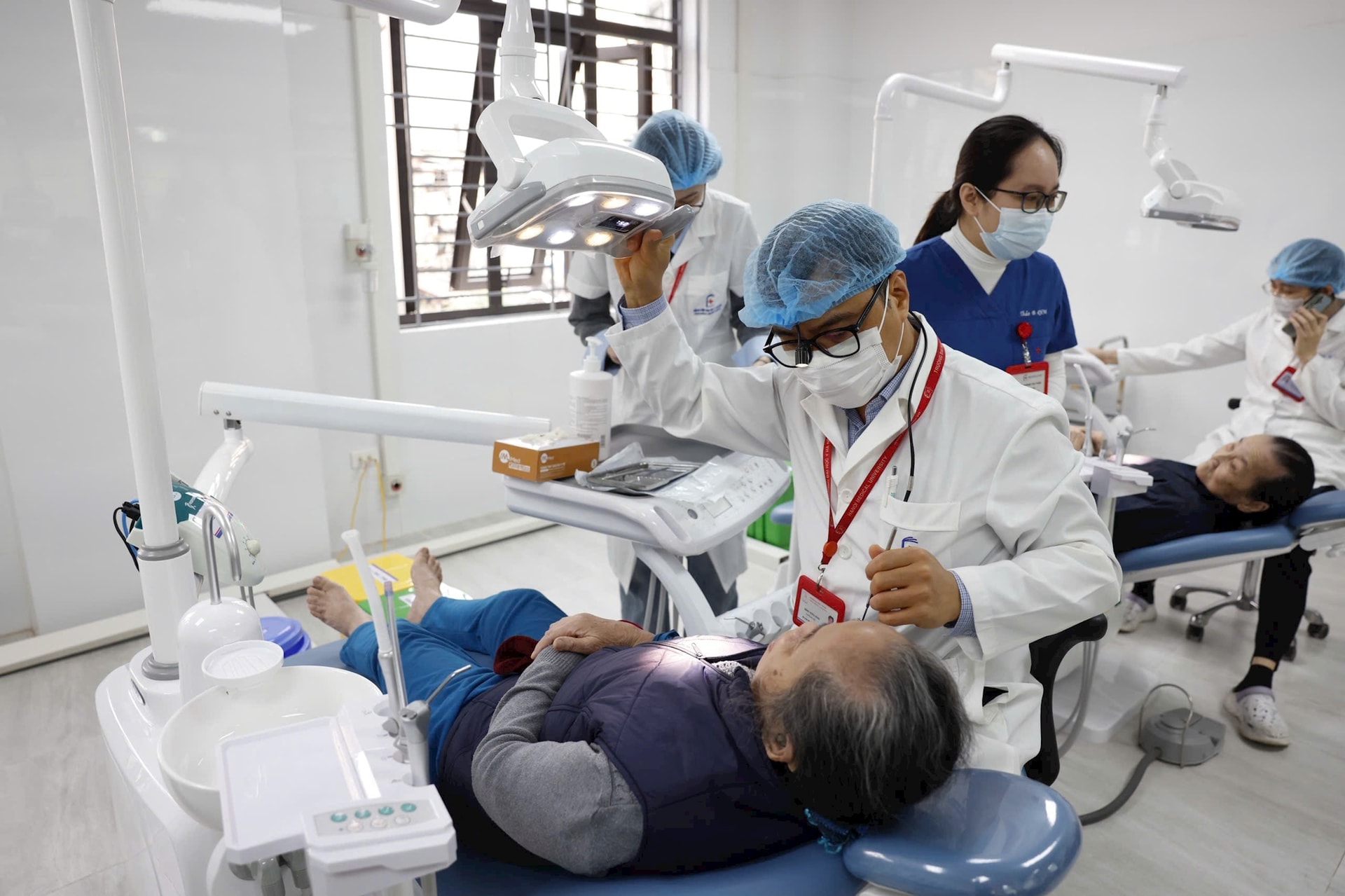 Las personas están siendo examinadas y tratadas por médicos de la Universidad Médica de Hanoi en la clínica multidisciplinaria del Hospital de la Universidad Médica de Hanoi, ubicado dentro del complejo de la estación médica del barrio Vinh Hung. - anh-nhu-y.jpg