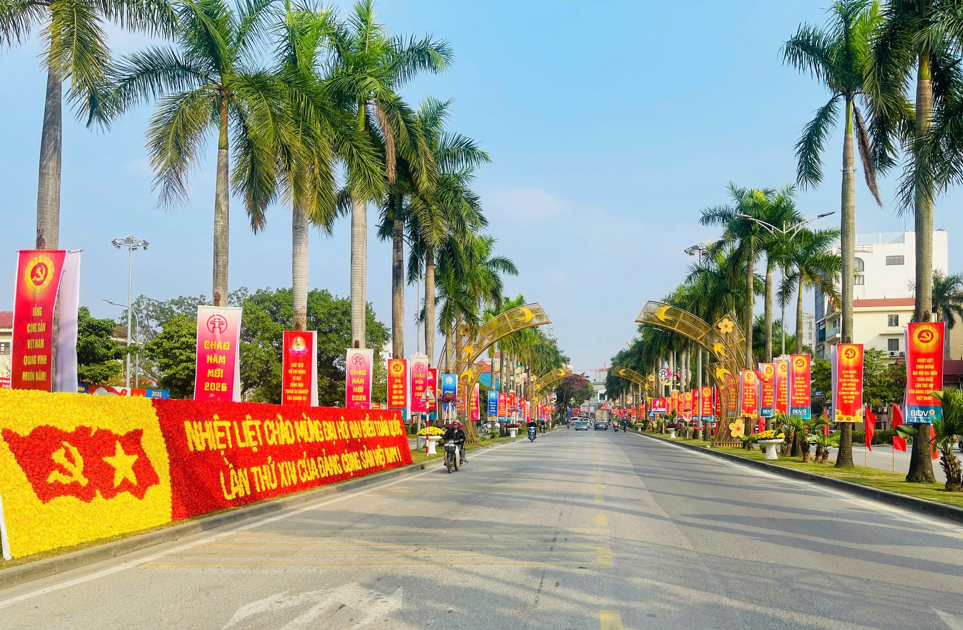Muchas calles de Hanoi se adornan con brillantes colores para dar la bienvenida al XIV Congreso Nacional del Partido.