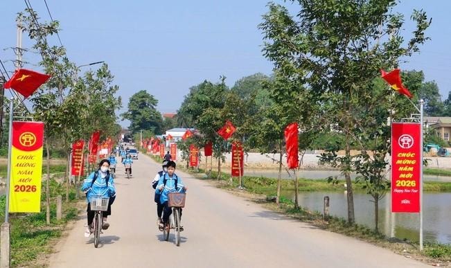 Những con đường rợp bóng cờ hoa tại xã Yên Nghĩa. Ảnh: Hoài Lưu.