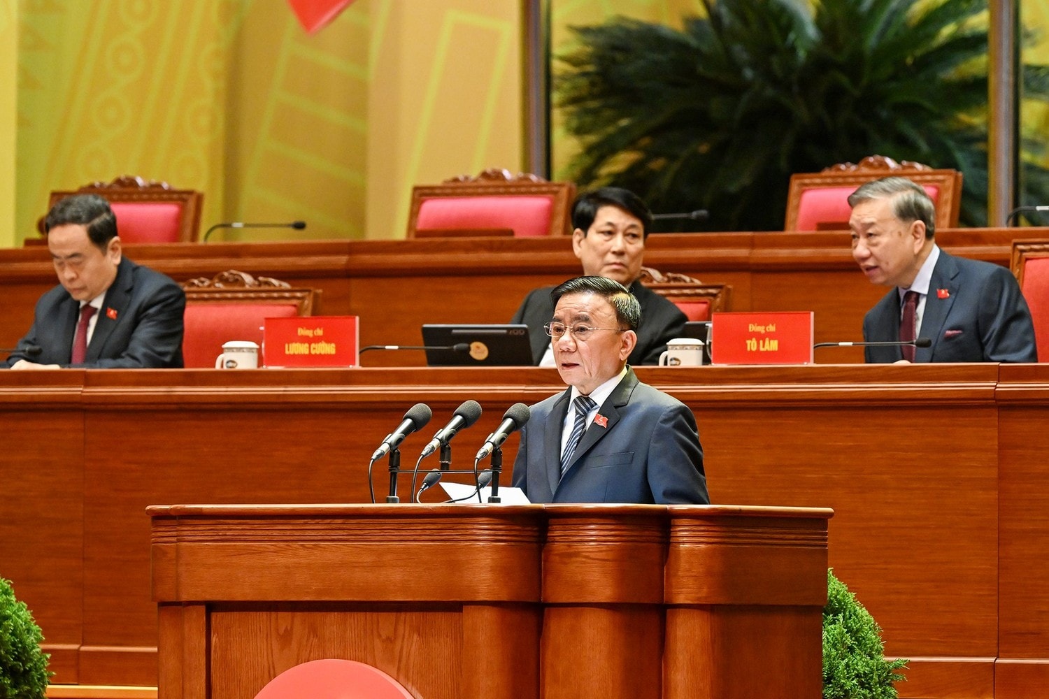 Đồng chí Trần Cẩm Tú, Ủy viên Bộ Chính trị, Thường trực Ban Bí thư tuyên bố lý do, khai mạc phiên họp trù bị Đại hội XIV của Đảng.