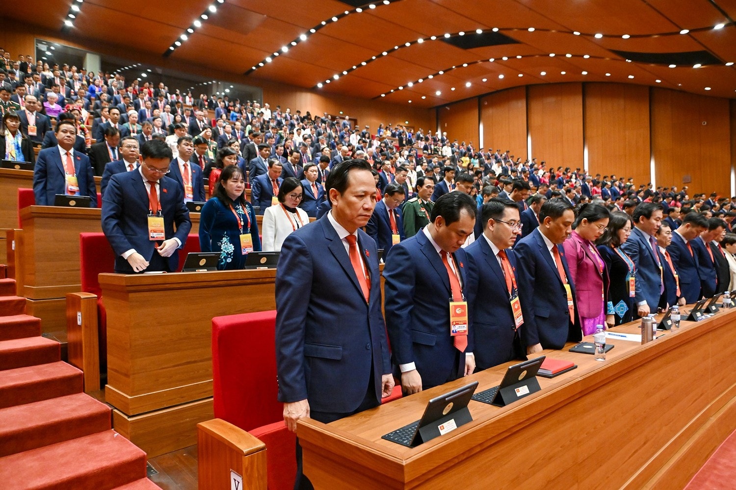 Đại hội dành một phút mặc niệm đồng chí cố Tổng Bí thư Nguyễn Phú Trọng và các đồng chí Ủy viên Trung ương Đảng đã mất trong nhiệm kỳ Đại hội XIII.