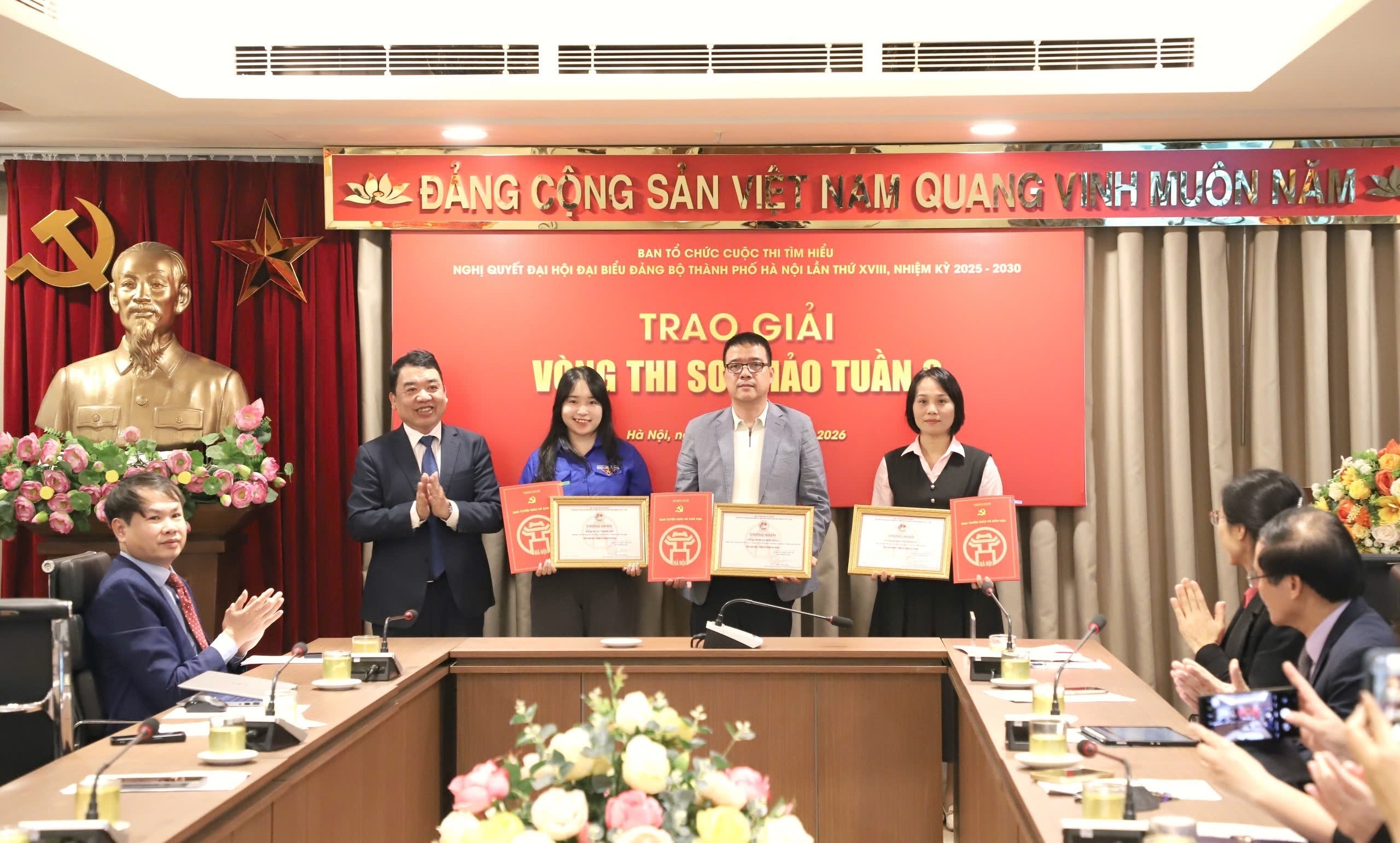 Phó Trưởng ban Tuyên giáo và Dân vận Thành uỷ Đào Xuân Dũng trao Chứng nhận cho các thí sinh đoạt giải tuần 2