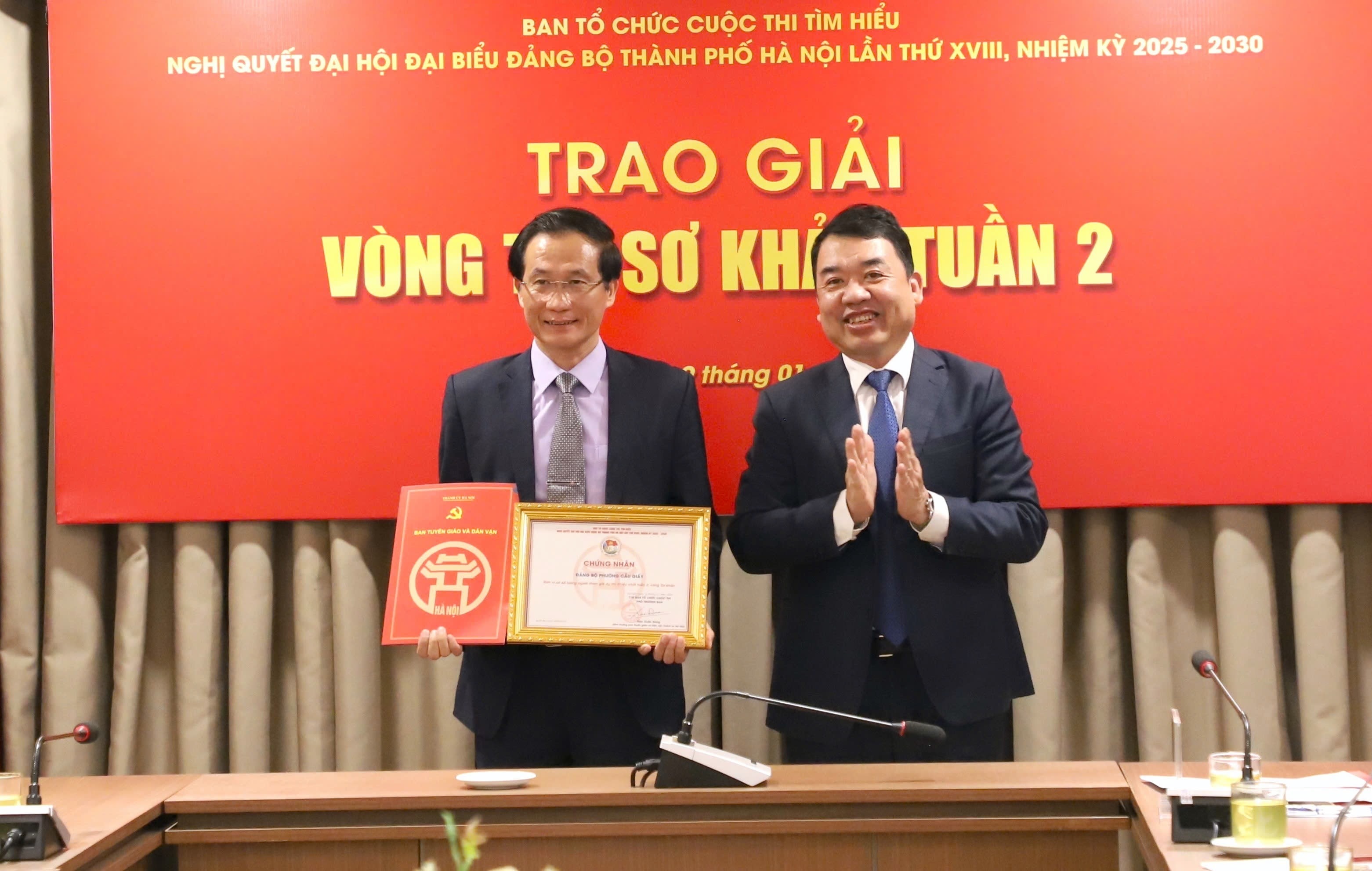 Phó Trưởng ban Tuyên giáo và Dân vận Thành uỷ Hà Nội Đào Xuân Dũng trao Chứng nhận cho Đảng uỷ phường Cầu Giấy – đơn vị có số lượng người tham gia dự thi nhiều nhất tuần 2