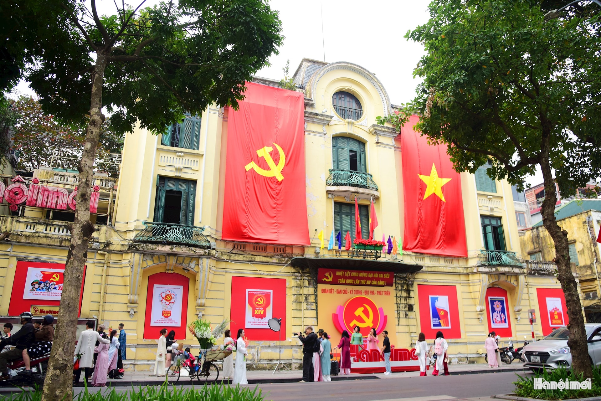 Pano áp phích tuyên truyền về Đại hội đại biểu toàn quốc lần thứ XIV của Đảng tại trụ sở Báo Hànộimới 44 Lê Thái Tổ, phường Hoàn Kiếm