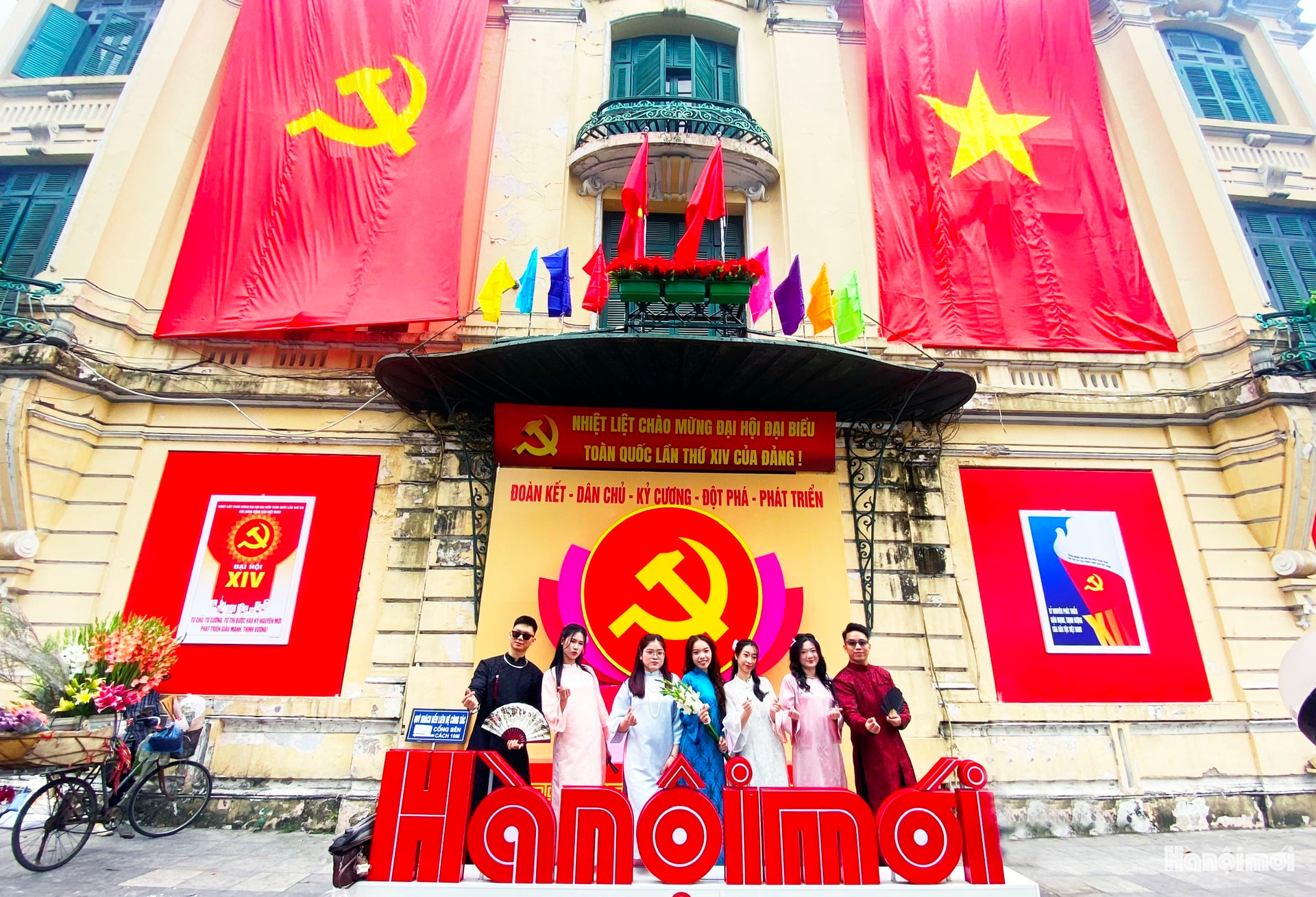 Cờ Đảng, cờ Tổ quốc cỡ lớn chào mừng Đại hội đại biểu toàn quốc lần thứ XIV của Đảng được trưng bày trang trọng tại Báo Hànộimới