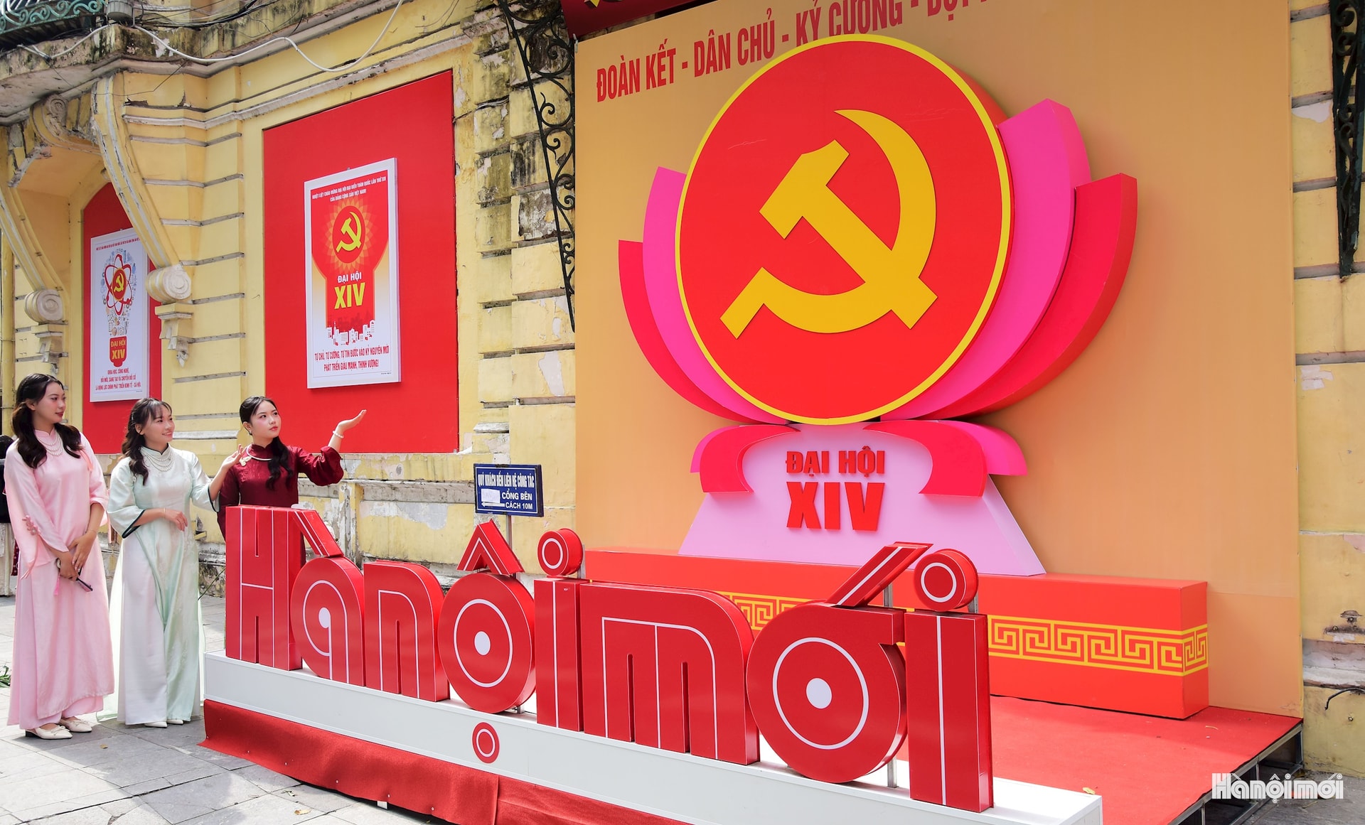 Pano, p phích tuyên truyền với sắc đỏ chủ đạo, khẩu hiệu nổi bật, góp phần tạo không khí phấn khởi hướng tới Đại hội Đảng lần thứ XIV.