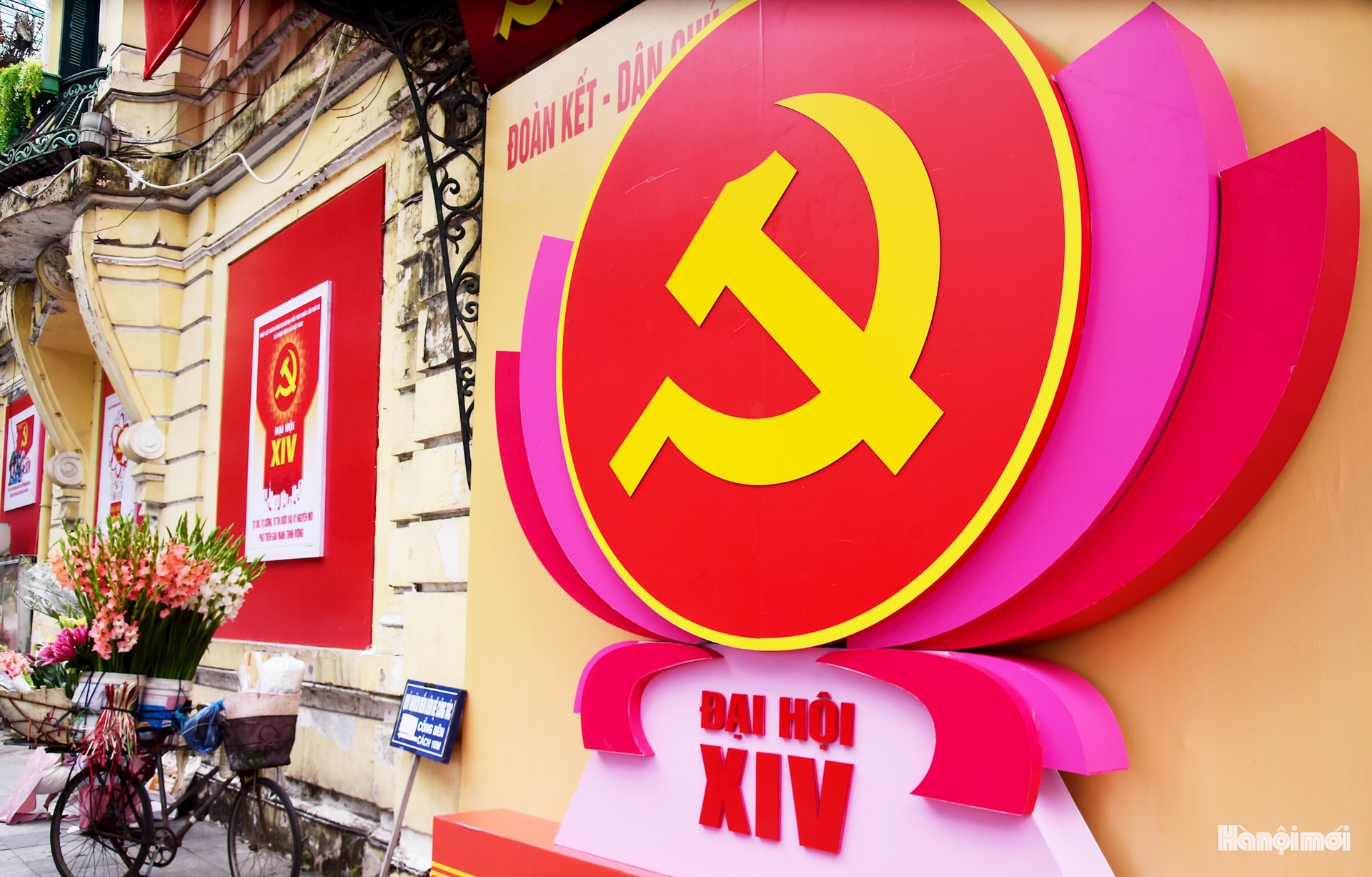 Hệ thống pano, băng rôn được lắp đặt đồng bộ