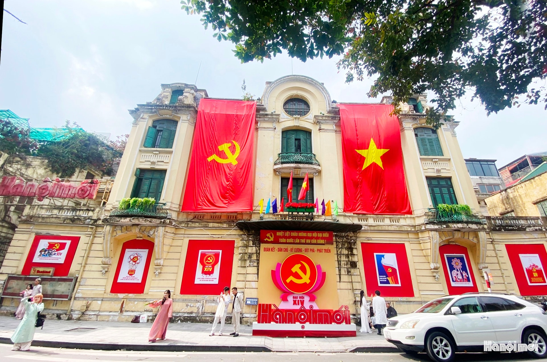 1 Người dân Thủ đô lưu thông qua các tuyến phố rực rỡ pano, áp phích chào mừng Đại hội Đảng lần thứ XIV.