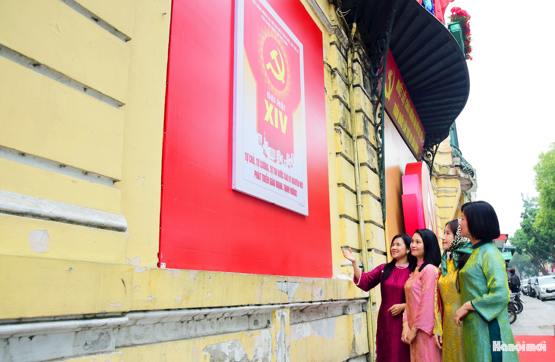 Người dân Thủ đô tham quan hệ thống trưng bày chào mừng Đại hội đại biểu toàn quốc lần thứ XIV của Đảng tại Báo Hànộimới