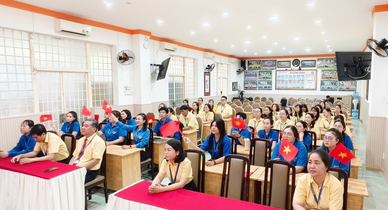 Cán bộ, giáo viên Trường tiểu học Nguyễn Thái Sơn, phường Xuân Hòa, thành phố Hồ Chí Minh xem truyền hình trực tiếp khai mạc Đại hội đại biểu toàn quốc lần thứ XIV của Đảng. Ảnh: Nguyễn Lê