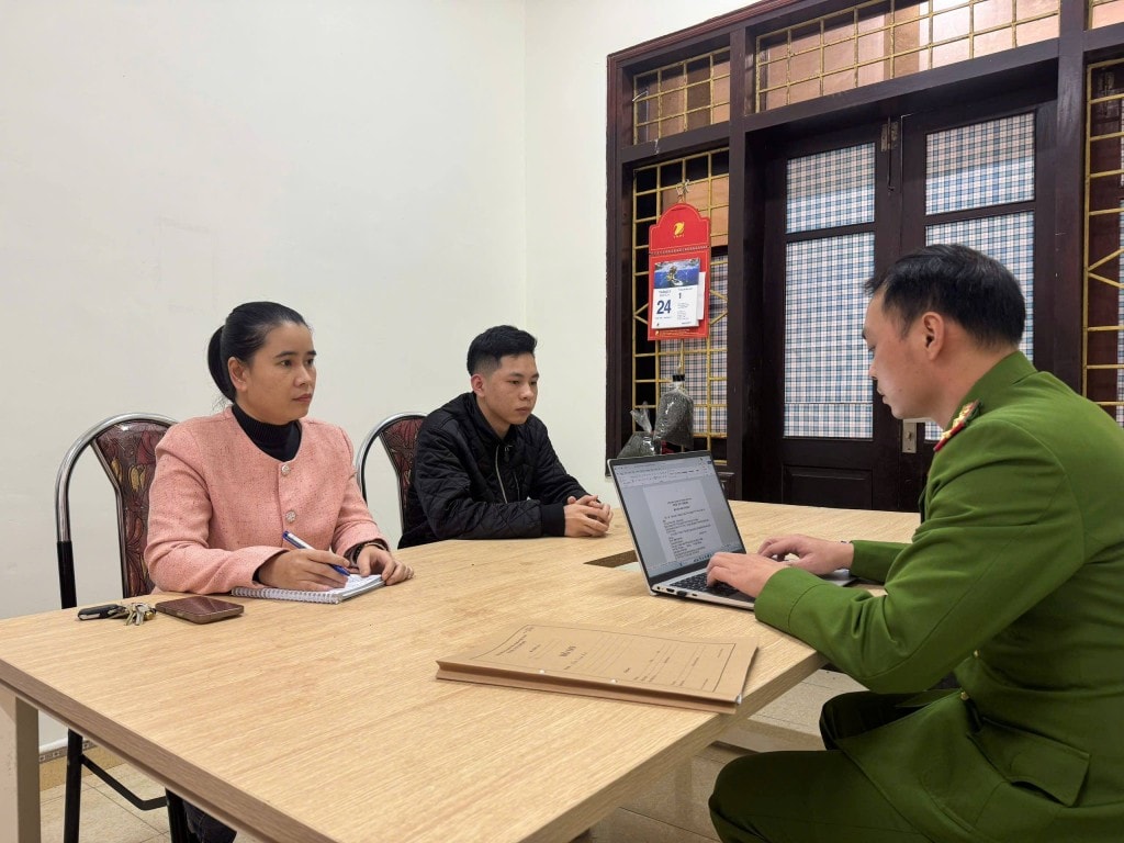 Đối tượng Đàm Tuấn Đạt (áo đen) tại cơ quan Công an.