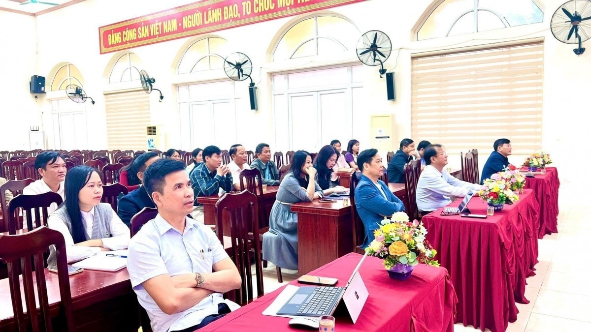 Thường trực Đảng ủy xã Ứng Thiên và Đảng ủy các cơ quan Đảng theo dõi Lễ Khai mạc Đại hội Đại biểu toàn quốc lần thứ XIV của Đảng