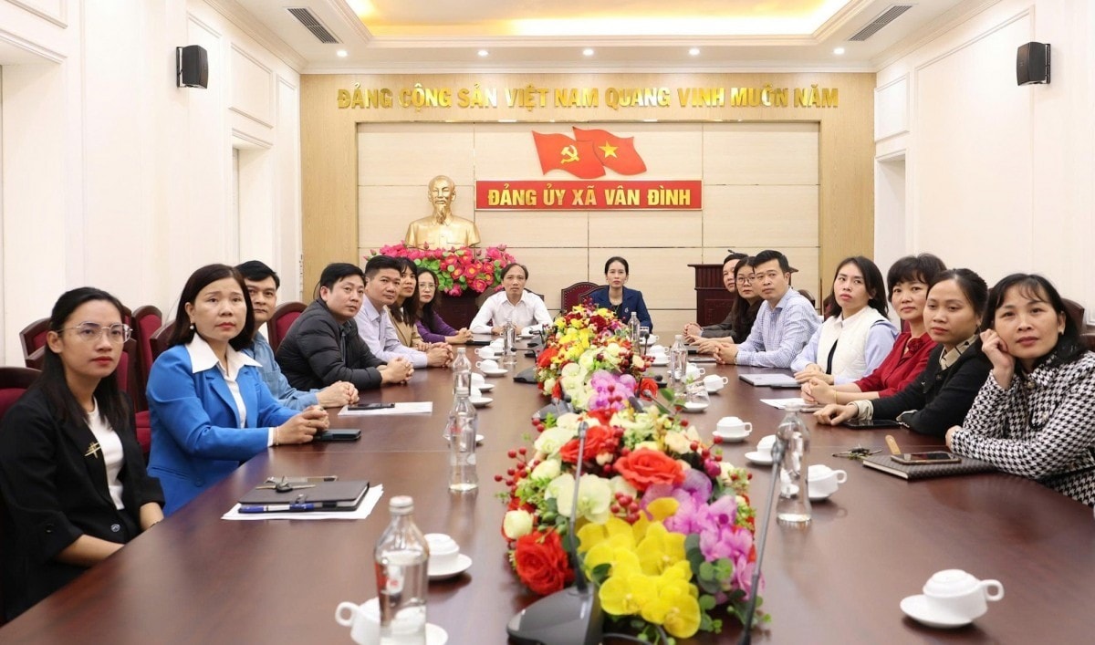 Lãnh đạo Đảng ủy, HĐND, UBND cùng cán bộ, công chức xã Vân Đình tập trung theo dõi các nội dung quan trọng của Đại hội.