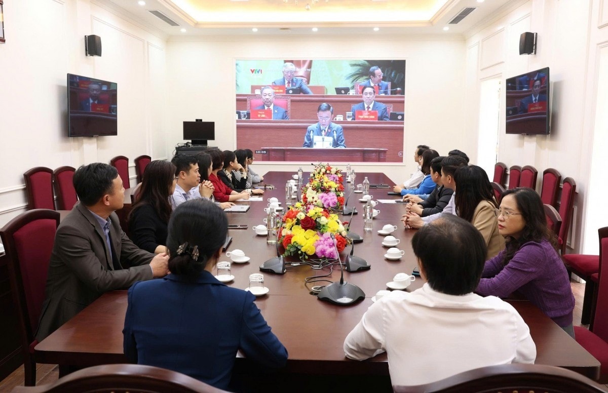Quang cảnh hội trường xã Vân Đình trong phiên truyền hình trực tiếp các nội dung của Đại hội đại biểu toàn quốc lần thứ XIV của Đảng
