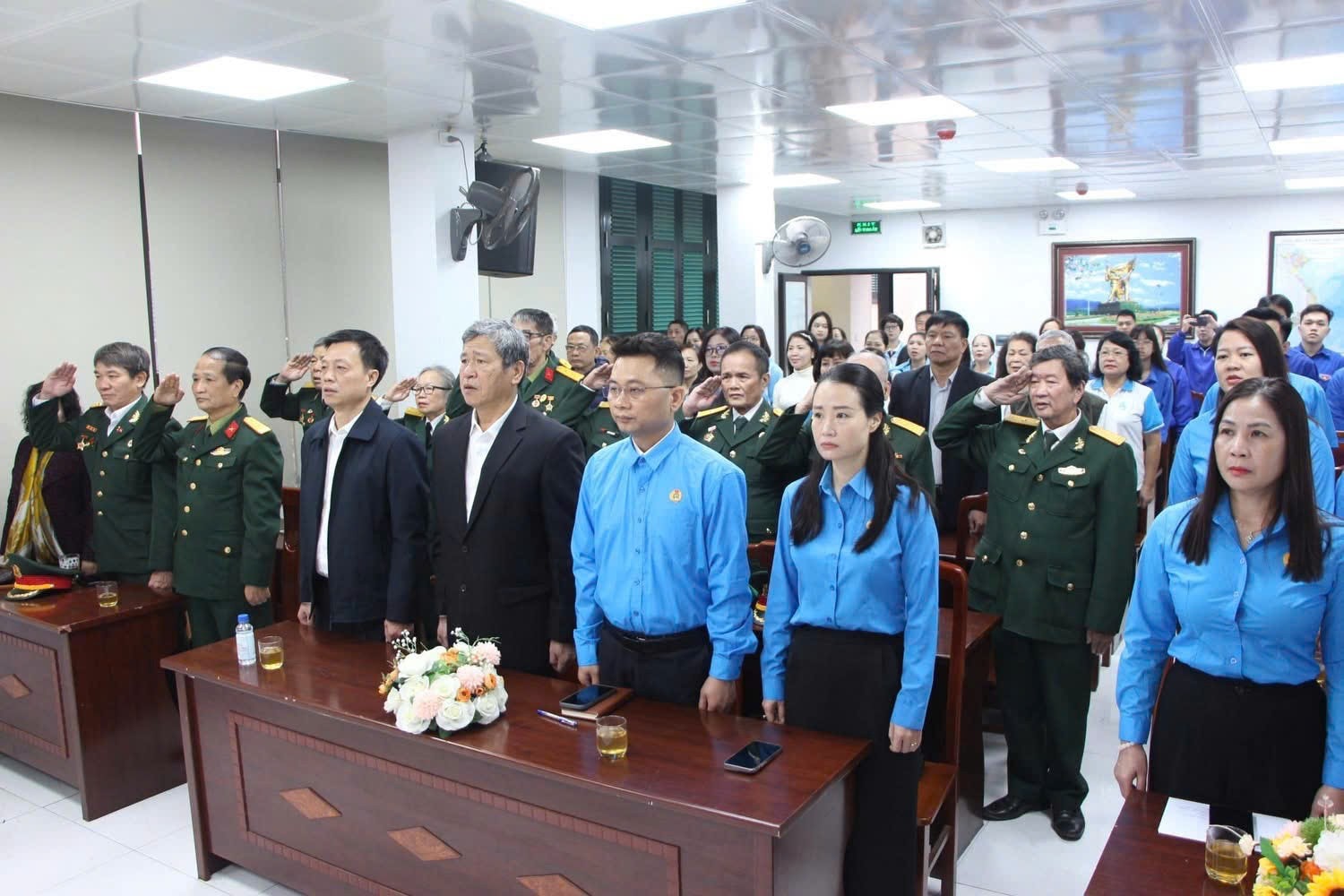 Đông đảo cán bộ, đảng viên, đoàn viên, hội viên và nhân dân phường Ba Đình tại điểm cầu trực tiếp khai mạc Đại hội XIV tại Ủy ban Mặt trận Tổ quốc Việt Nam phường