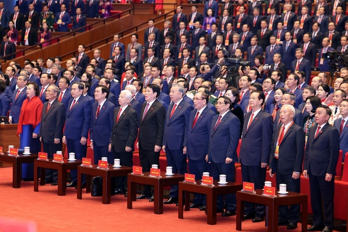 Các đồng chí lãnh đạo, nguyên lãnh đạo Đảng, Nhà nước và đại biểu thực hiện nghi lễ chào cờ.