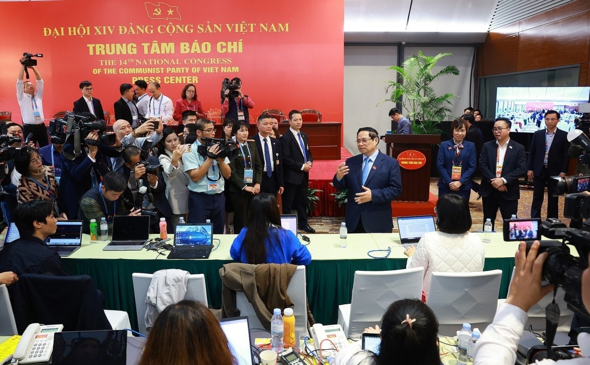 Thủ tướng Phạm Minh Chính thăm, động viên đội ngũ phóng viên báo chí tác nghiệp tại Đại hội XIV của Đảng
