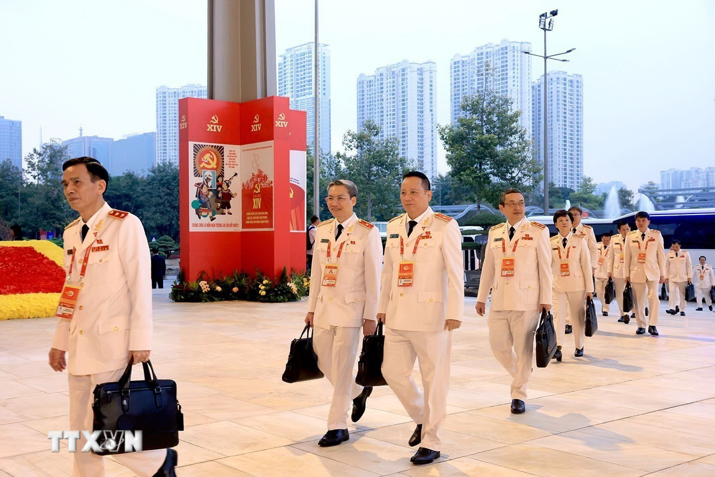 ttxvn-dai-hoi-dang-xiv-phien-thao-luan-tai-hoi-truong-ve-cac-van-kien-dai-hoi-10.jpg