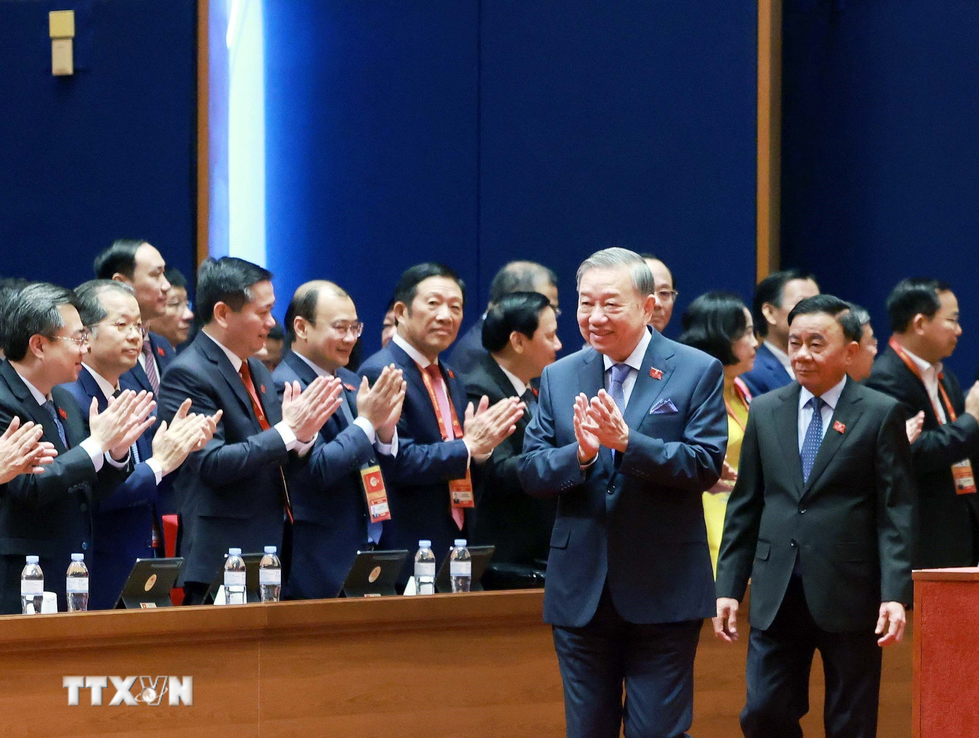 ttxvn-dai-hoi-dang-xiv-phien-thao-luan-tai-hoi-truong-ve-cac-van-kien-dai-hoi-25.jpg