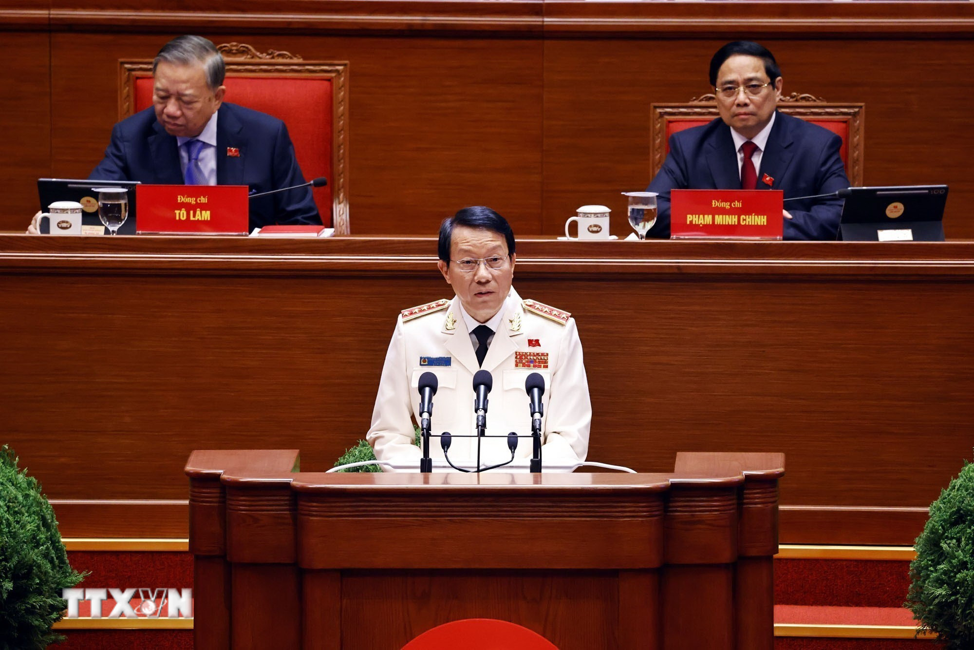 ttxvn-dai-hoi-dang-xiv-phien-thao-luan-tai-hoi-truong-ve-cac-van-kien-dai-hoi-27.jpg