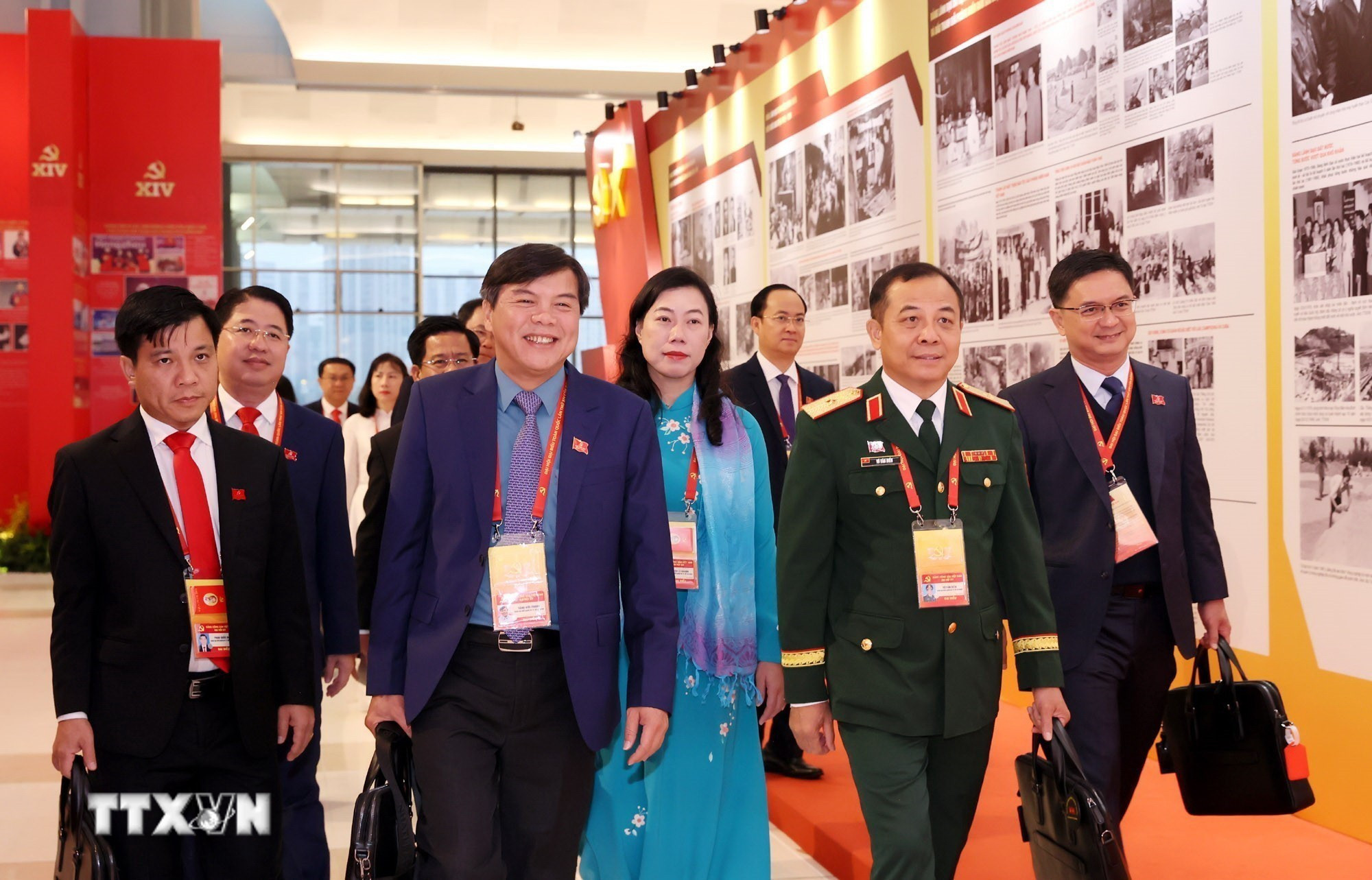 ttxvn-dai-hoi-dang-xiv-phien-thao-luan-tai-hoi-truong-ve-cac-van-kien-dai-hoi-6.jpg