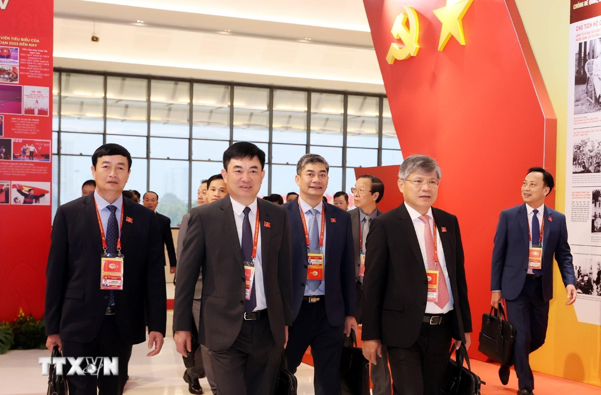 ttxvn-dai-hoi-dang-xiv-phien-thao-luan-tai-hoi-truong-ve-cac-van-kien-dai-hoi-7.jpg