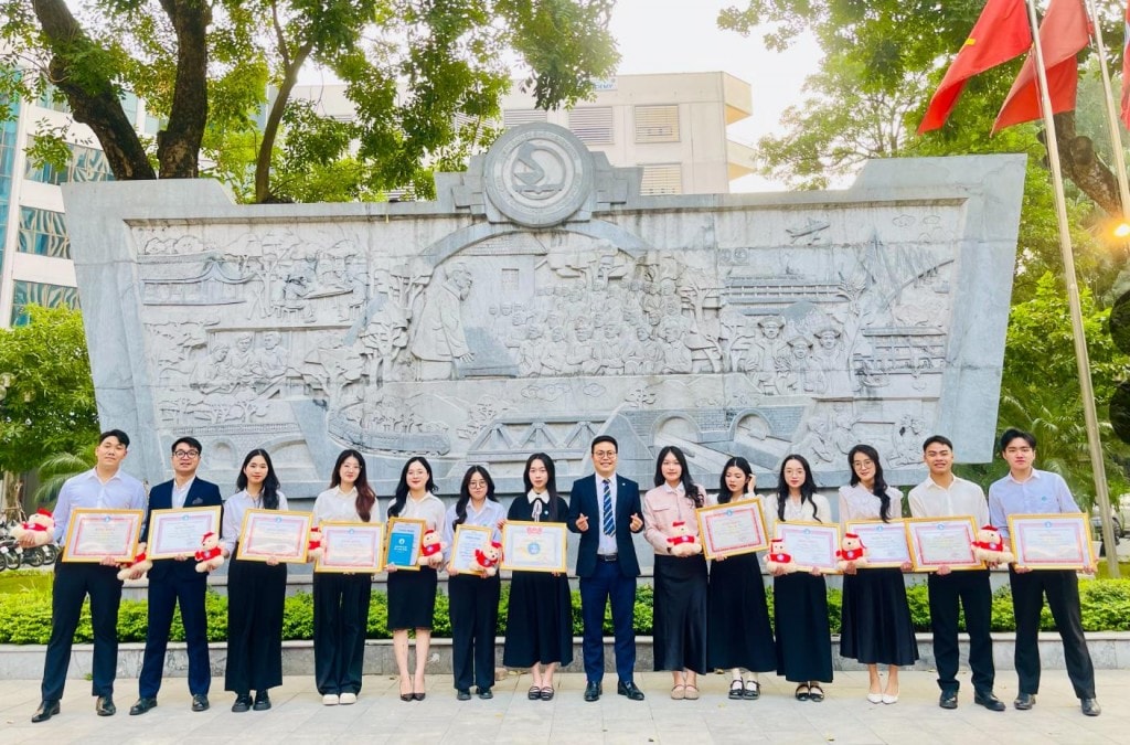 Bí thư Đoàn trường Trường ĐH Giao thông Vận tải và các sinh viên xuất sắc