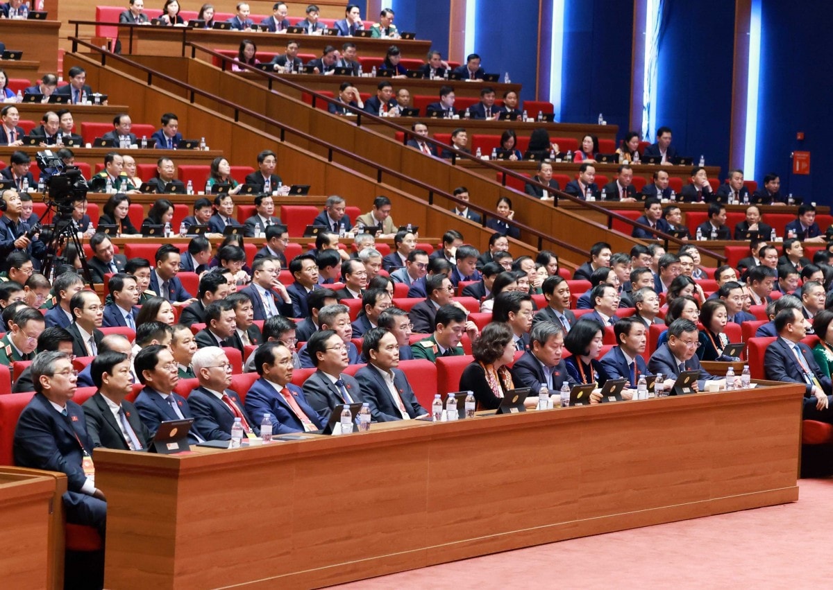 Các đại biểu dự phiên thảo luận tại hội trường về các văn kiện Đại hội