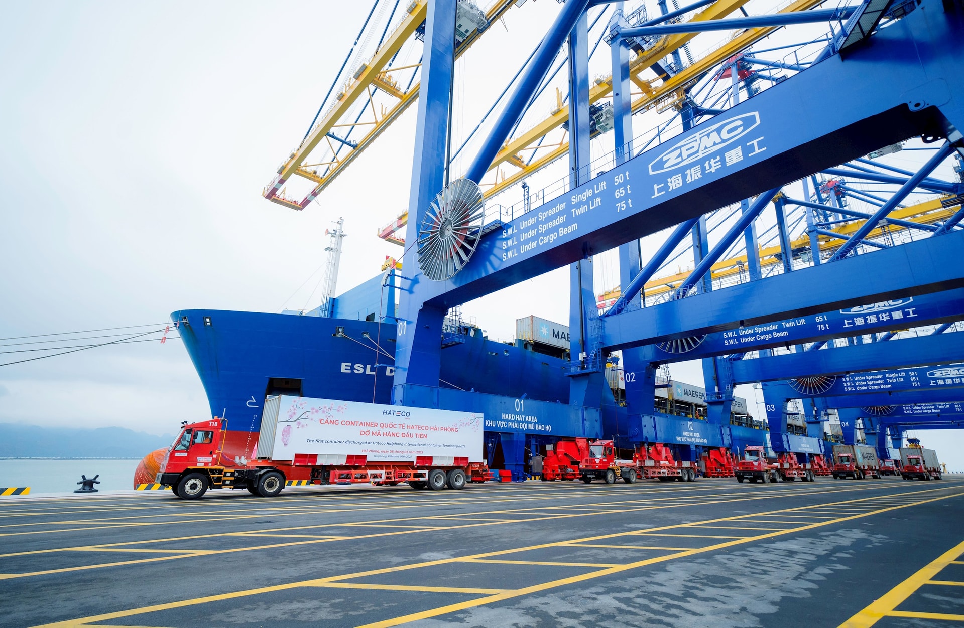 Le Vietnam s'efforce de maintenir la croissance, de maîtriser l'inflation et d'assurer les principaux équilibres de son économie. (Image : Chargement et déchargement de marchandises d'exportation au port de Lach Huyen, ville de Hai Phong. - Image : Nguyen Vinh.jpg)
