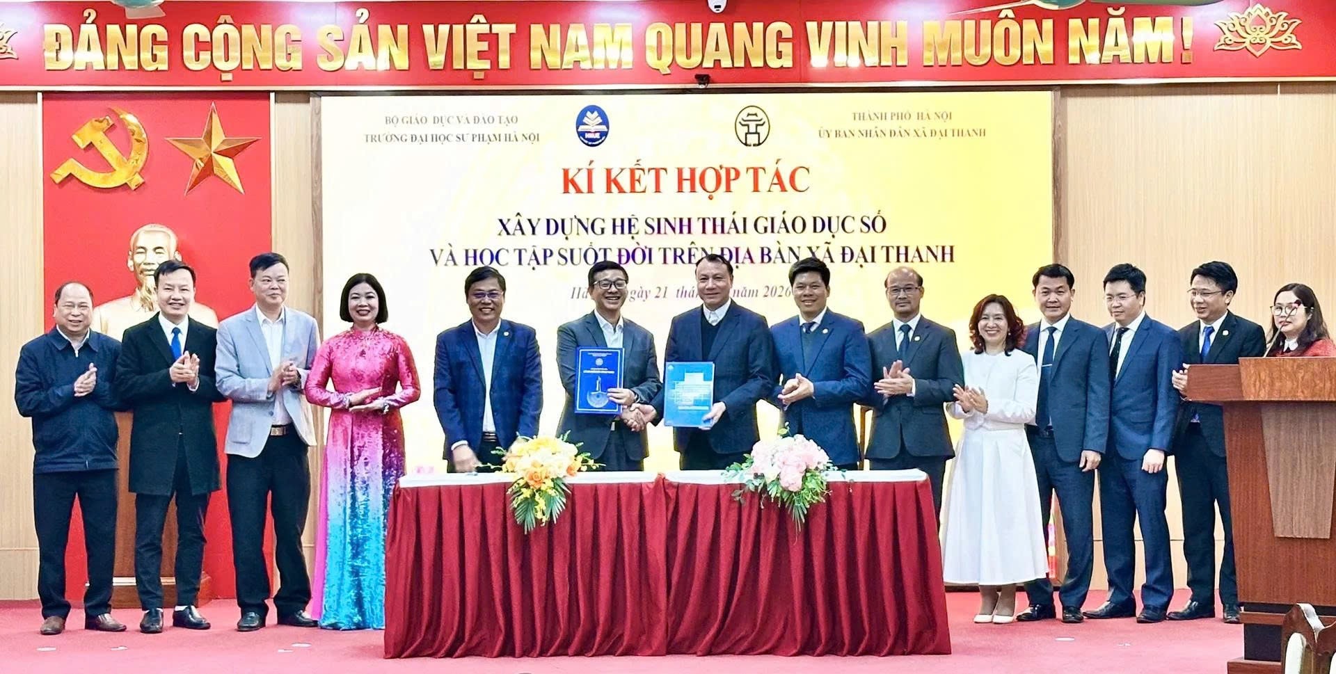 Lãnh đạo hai đơn vị ký kết chương trình hợp tác.