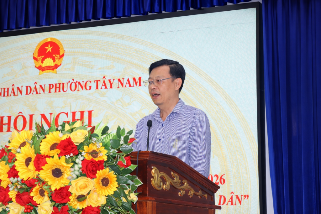 Phó Chủ tịch UBND phường Tây Nam Huỳnh Quốc Việt trình bày kế hoạch phát triển kinh tế - xã hội năm 2026 của phường 