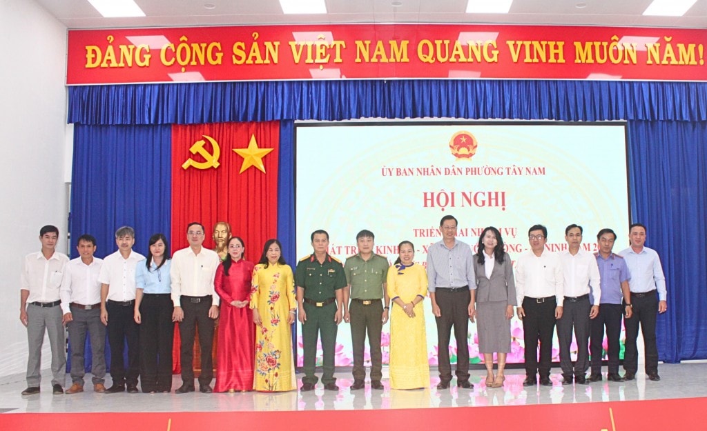 Đại biểu chụp hình lưu niệm