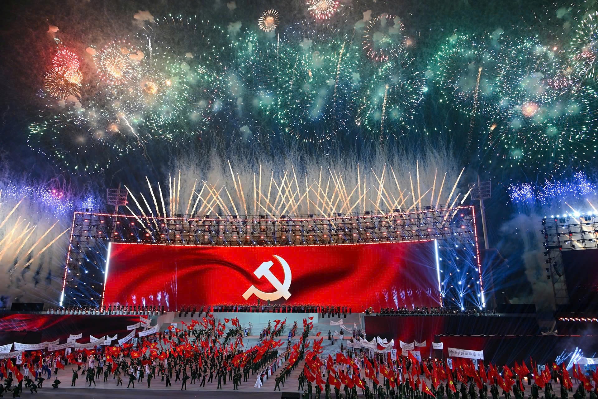 A performance in the special art program below has the golden ticket of the winning team. -anh-nhat-nam.jpg