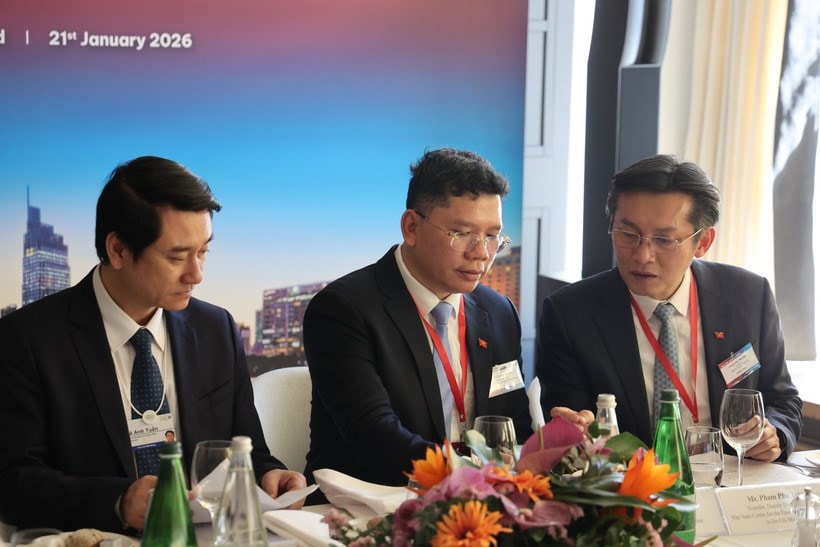 thu-truong-ngoai-giao-le-anh-tuan-ngoai-cung-ben-trai-va-ong-hoang-nguyen-dinh-pho-chu-tich-uy-ban-nhan-dan-thanh-pho-ho-chi-minh-giua-tai-su-kien..jpg