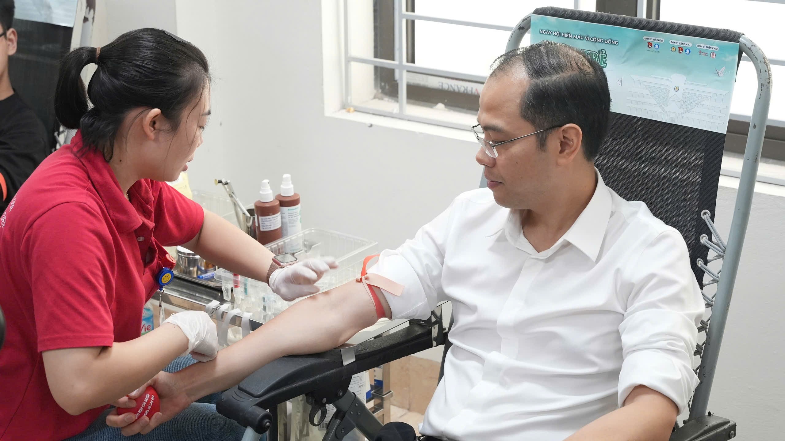 Đồng chí Nguyễn Tiến Hưng - Uỷ viên Ban Chấp hành Trung ương Đoàn, Phó Chủ tịch Trung ương Hội Sinh viên Việt Nam, Phó Bí thư Thành đoàn Hà Nội tham gia hiến máu nhằm lan tỏa phong trào “Sinh viên 5 tốt”