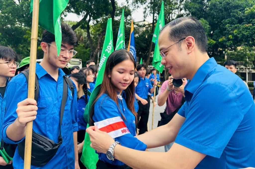 Thành ủy viên, Bí thư Thành đoàn, Chủ tịch Hội Sinh viên Việt Nam thành phố Hà Nội Nguyễn Tiến Hưng trao thẻ đội trưởng tới các đội hình tại Lễ xuất quân Chiến dịch sinh viên tình nguyện “Mùa hè xanh” năm 2025