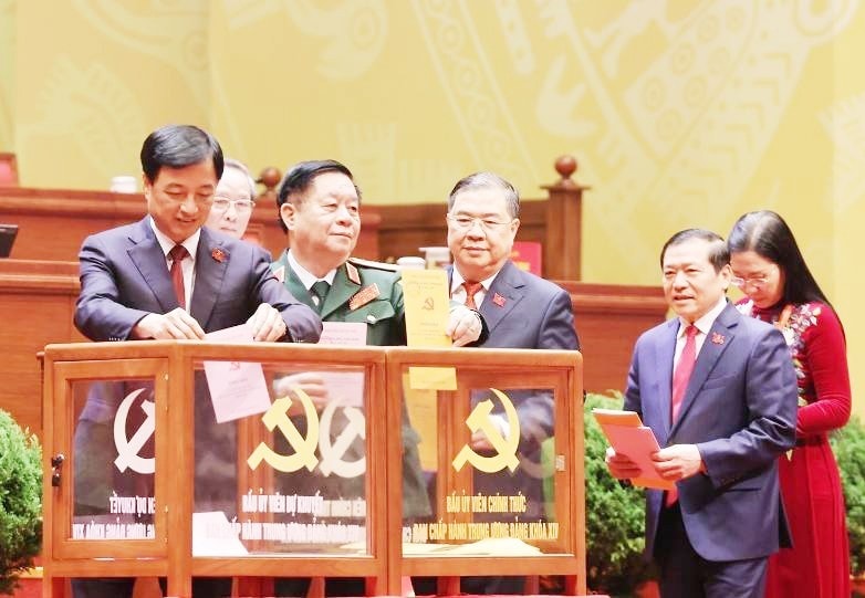 Đại biểu bỏ phiếu bầu Ban Chấp hành Trung ương Đảng khoá XIV tại Đại hội XIV của Đảng. Ảnh: TTXVN