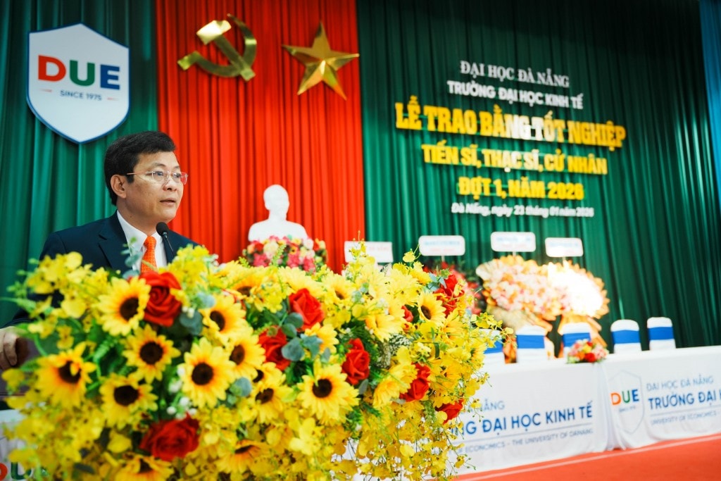 GS.TS Lê Văn Huy - Hiệu trưởng trường Đại học Kinh tế -Đại học Đà Nẵng phát biểu tại buổi lễ