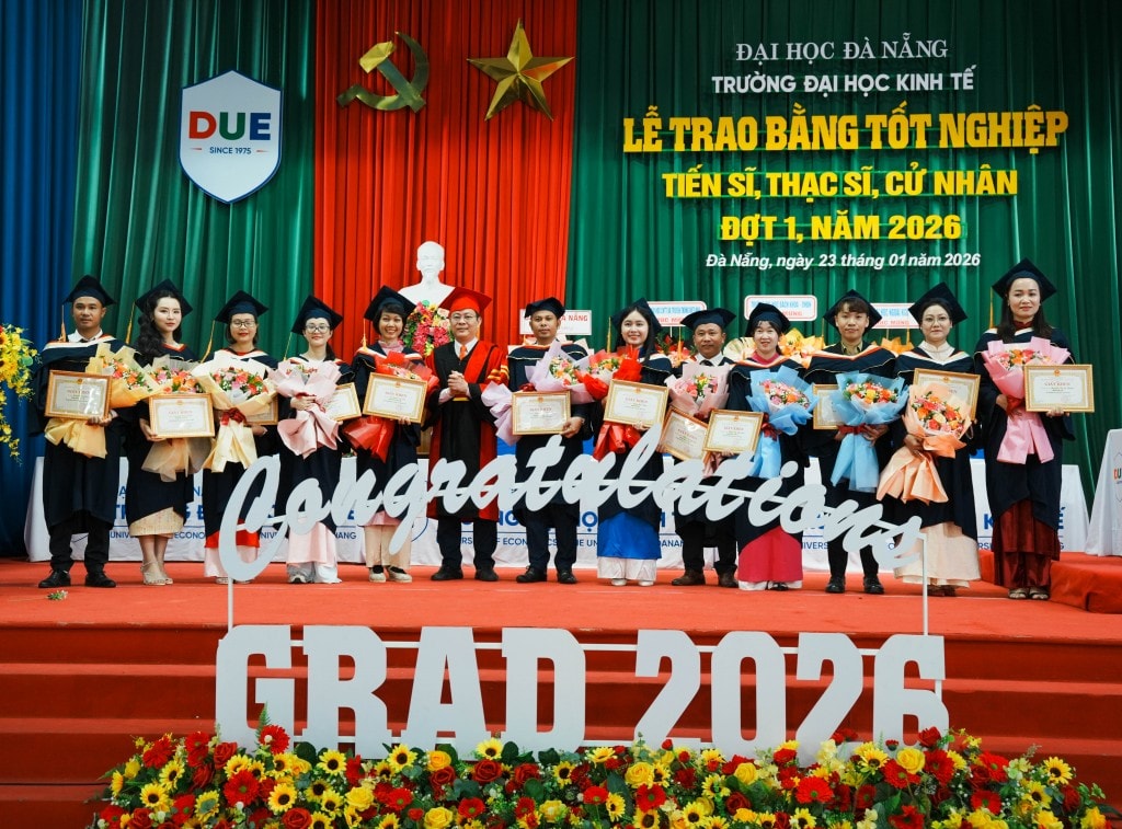 Đại diện lãnh đạo nhà trường tuyên dương, khen thưởng các học viên và sinh viên đạt thành tích cao trong học tập, rèn luyện