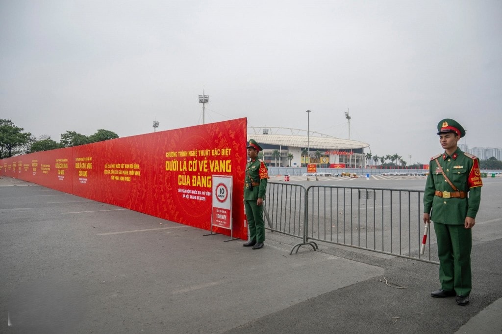 Lực lượng an ninh túc trực 24/24 tại khu vực trận địa pháo, triển khai nhiều vòng bảo vệ, kiểm soát chặt chẽ người và phương tiện ra vào, đảm bảo an toàn tuyệt đối cho quá trình thi công, sơ duyệt, tổng duyệt cũng như đêm biểu diễn chính thức