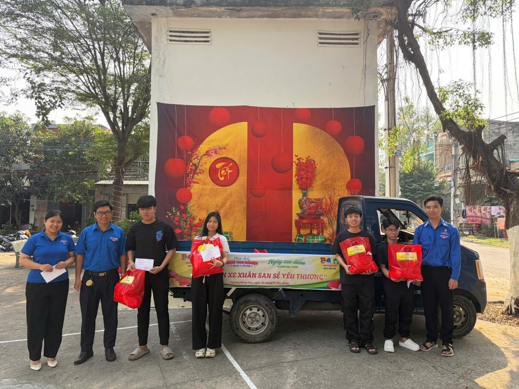 Chuyến xe “Xuân san sẻ yêu thương” mang quà Tết đến thanh niên công nhân, học sinh có hoàn cảnh khó khăn trên địa bàn phường Dĩ An.