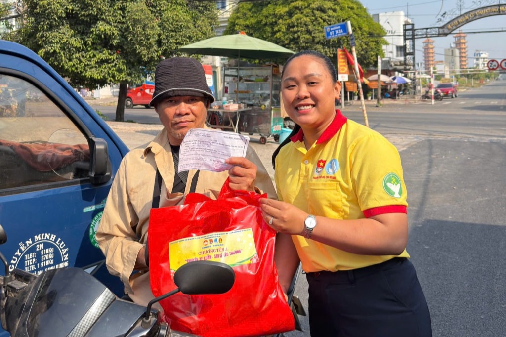 Niềm vui hiện rõ trên gương mặt người dân khi đón nhận những phần quà Xuân nghĩa tình từ các chiến sĩ Xuân tình nguyện.